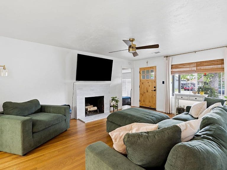 Listing photo 5