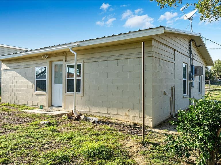 Listing photo 5