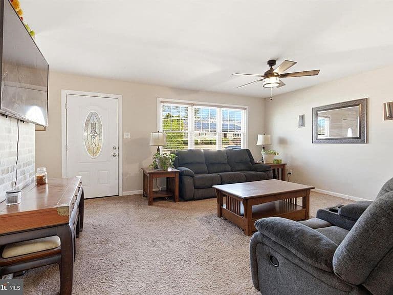 Listing photo 3