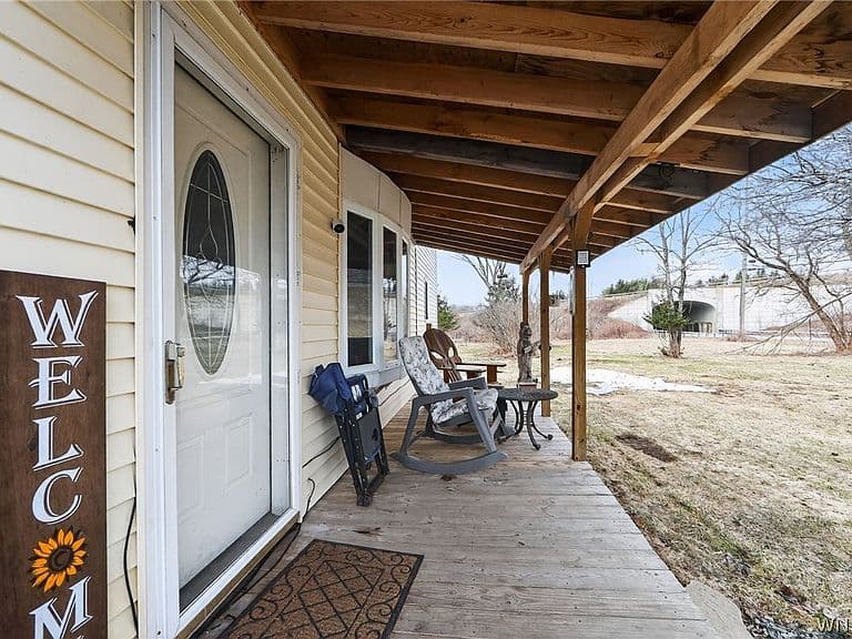 Listing photo 2