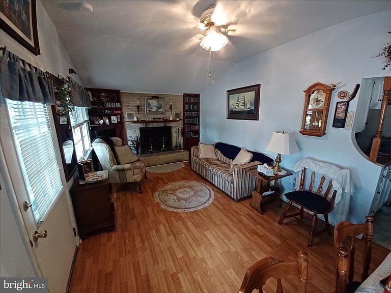 Listing photo 5