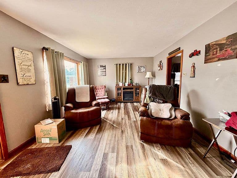 Listing photo 3