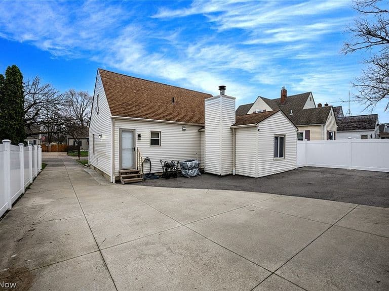 Listing photo 5