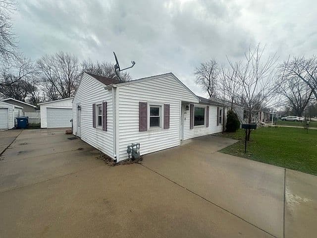 Listing photo 2