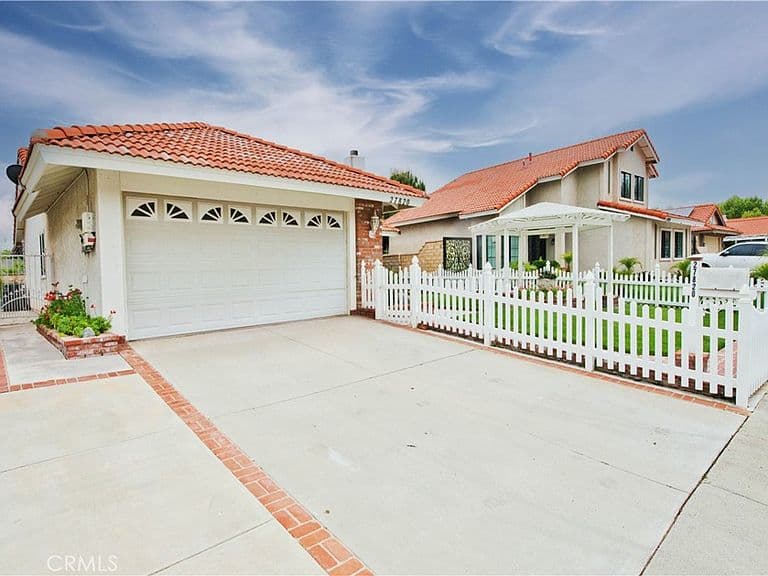 Listing photo 2