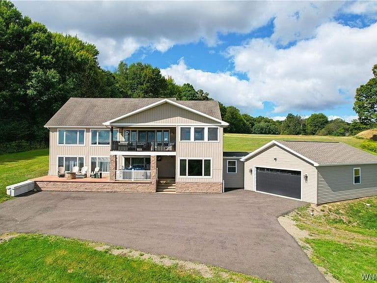 Listing photo 2
