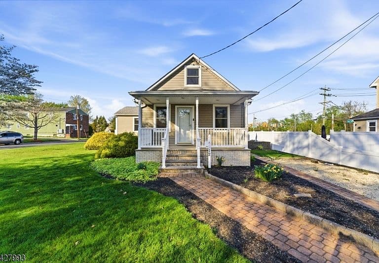 Listing photo 2