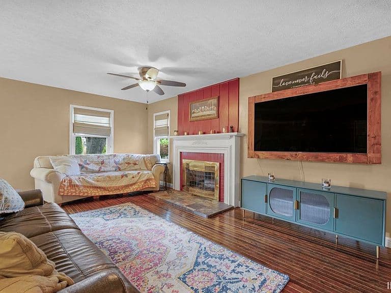 Listing photo 5