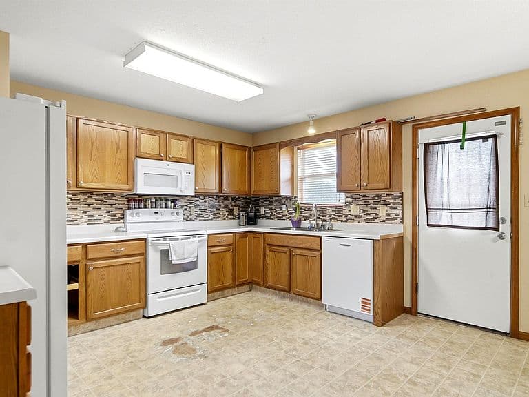 Listing photo 5