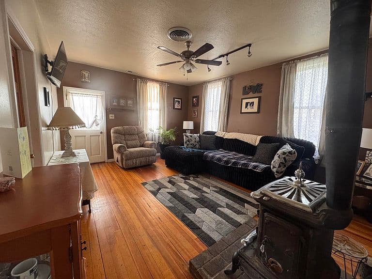 Listing photo 5