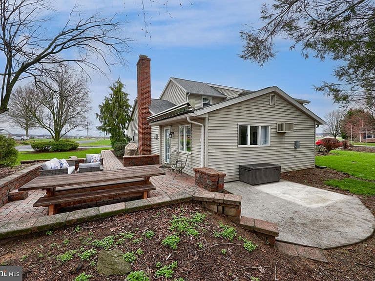 Listing photo 3