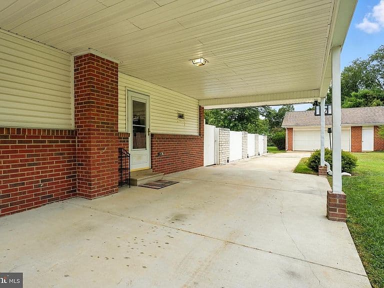Listing photo 3