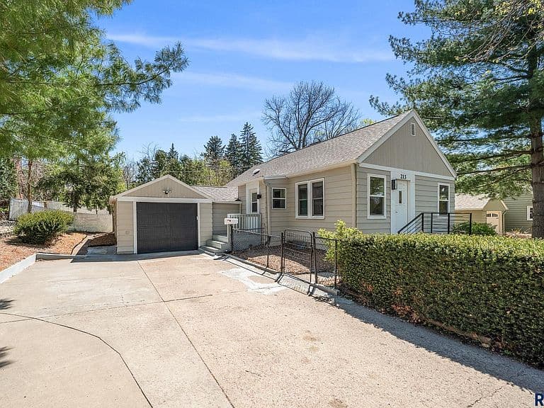 Listing photo 3