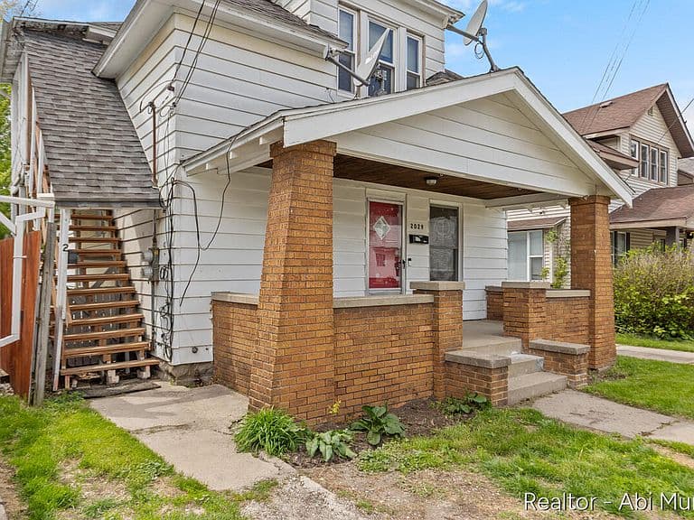 Listing photo 2