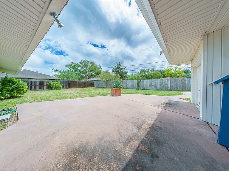 Listing photo 5