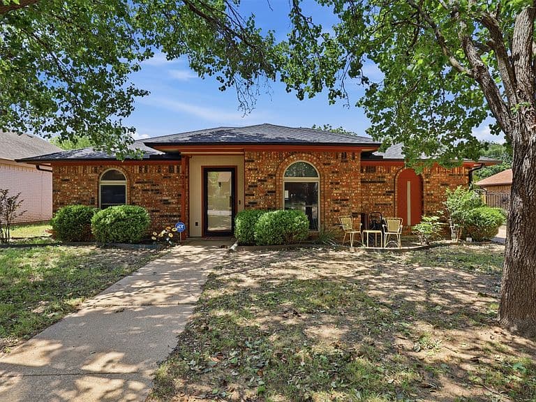 Listing photo 2
