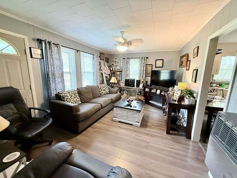 Listing photo 3