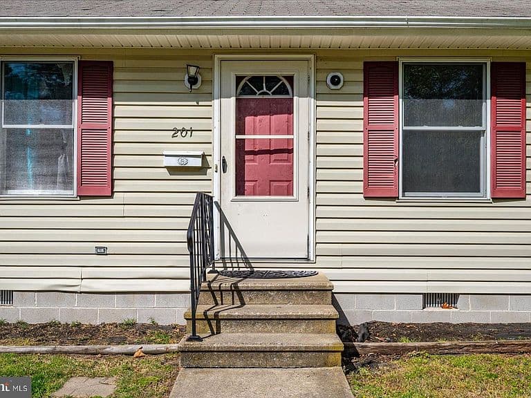 Listing photo 4