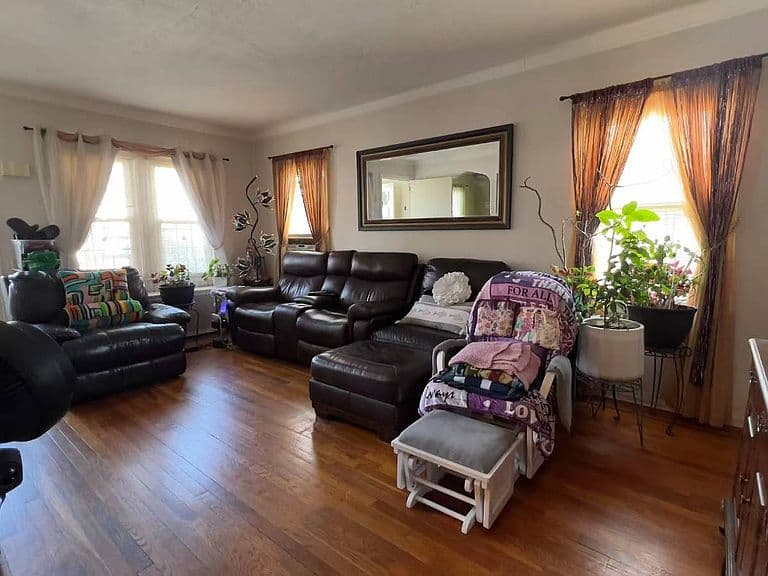 Listing photo 2