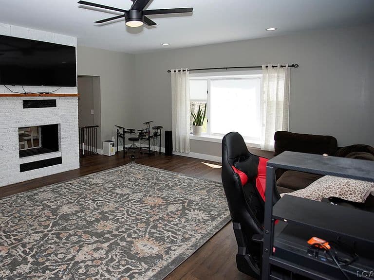Listing photo 3