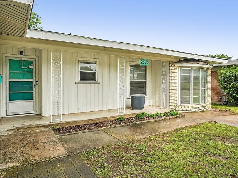 Listing photo 3