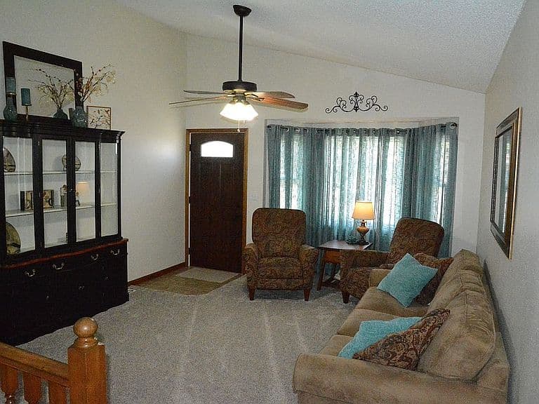 Listing photo 2