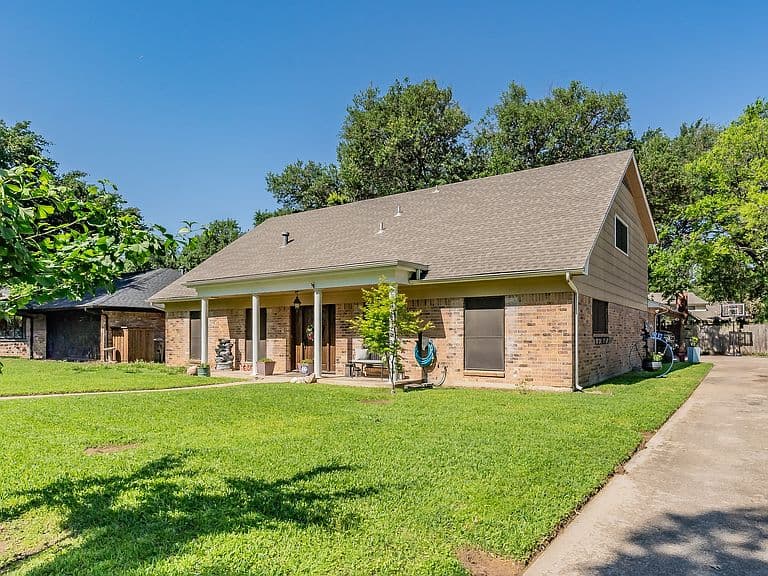 Listing photo 2