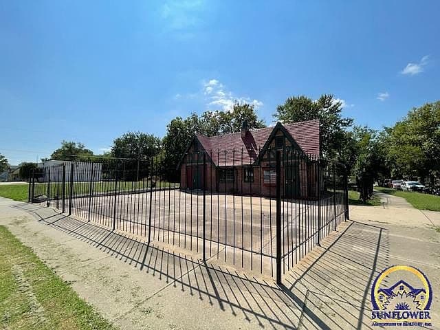 Listing photo 3