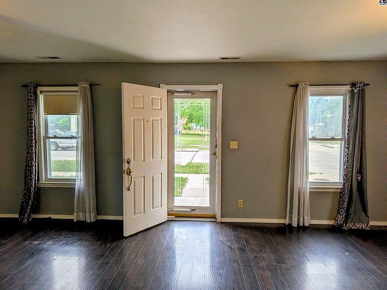 Listing photo 2