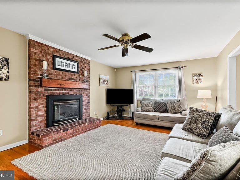 Listing photo 3