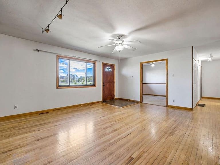 Listing photo 4
