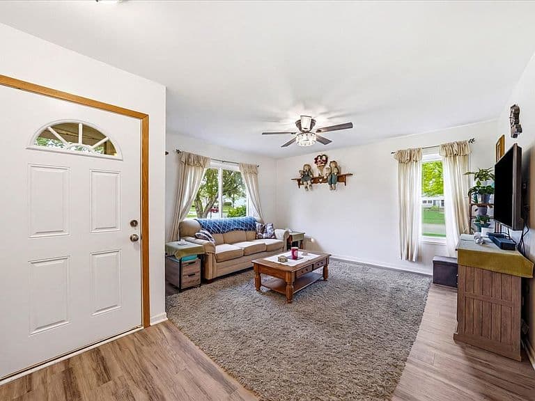 Listing photo 4