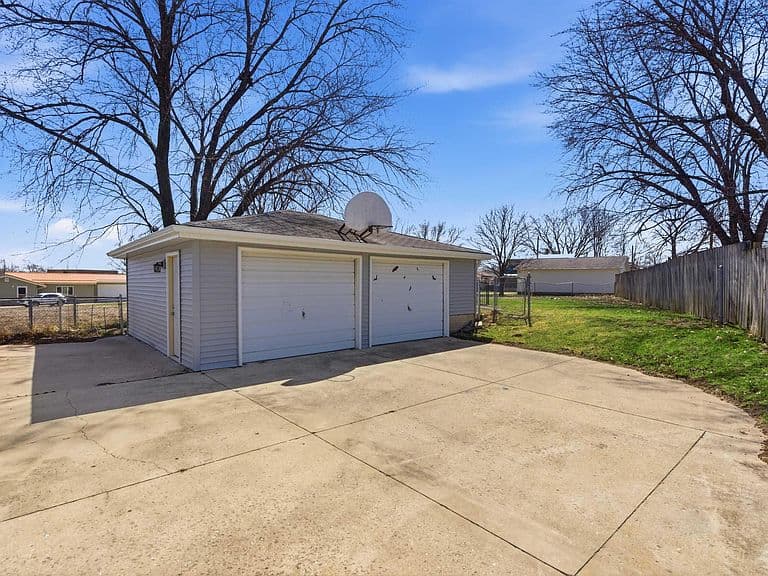Listing photo 3