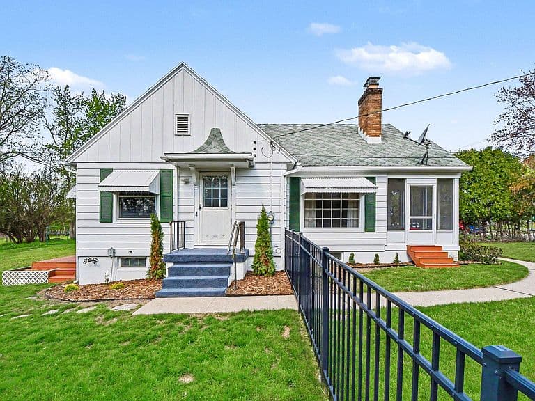 Listing photo 2