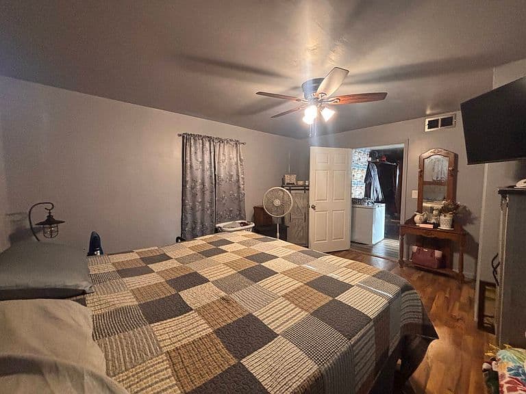 Listing photo 5