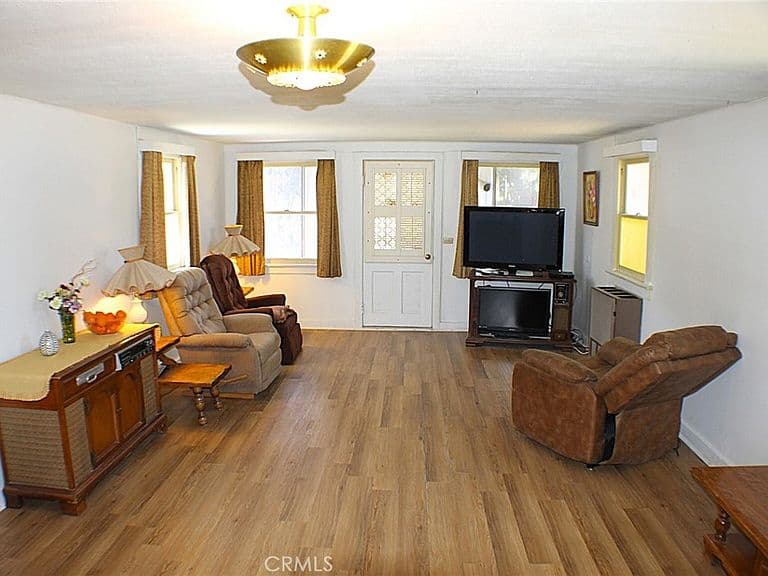 Listing photo 5