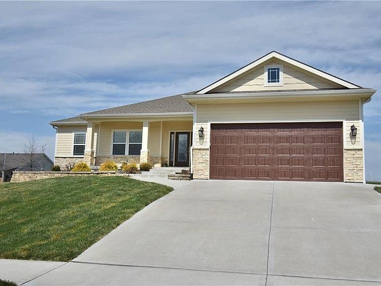 Listing photo 2