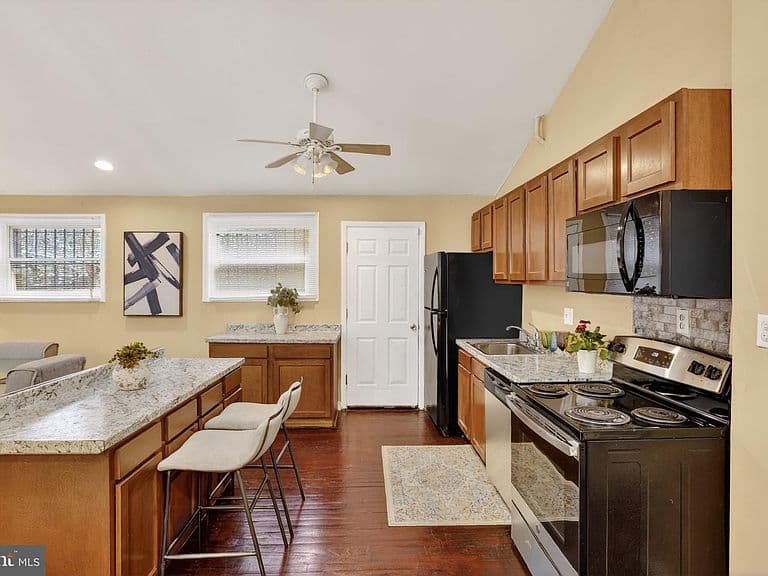 Listing photo 5