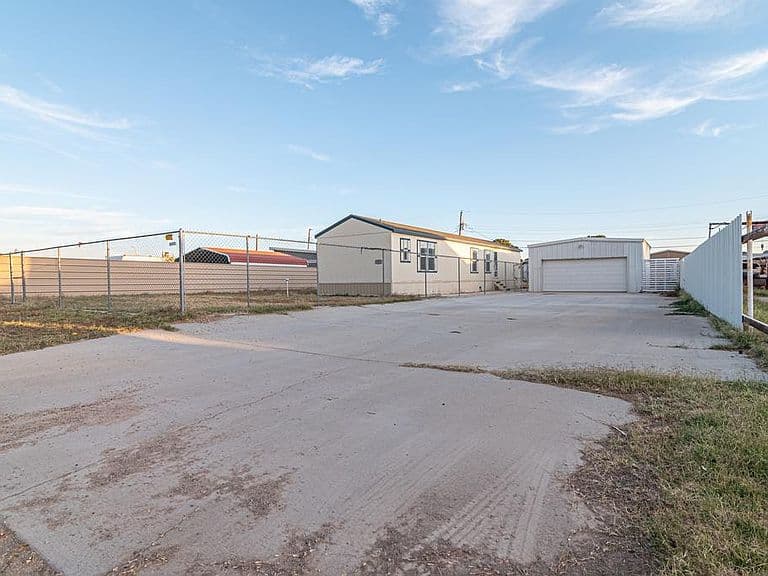 Listing photo 2