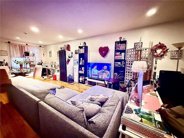 Listing photo 2