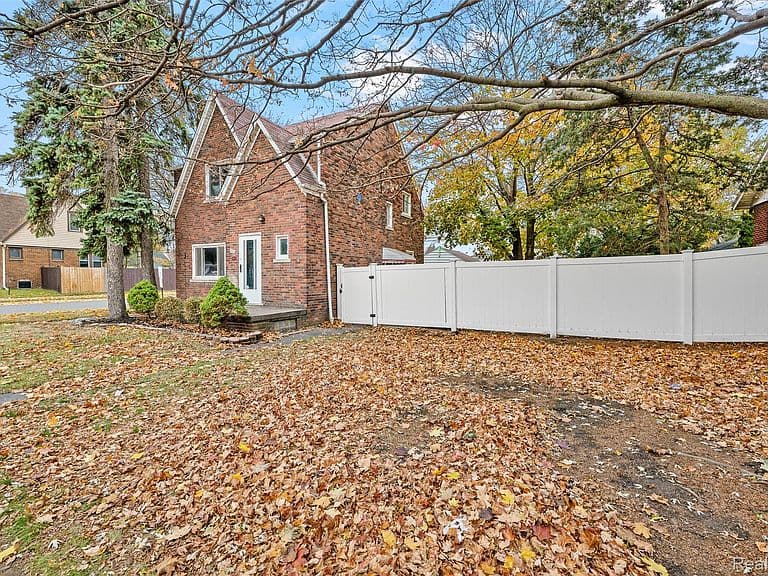 Listing photo 3