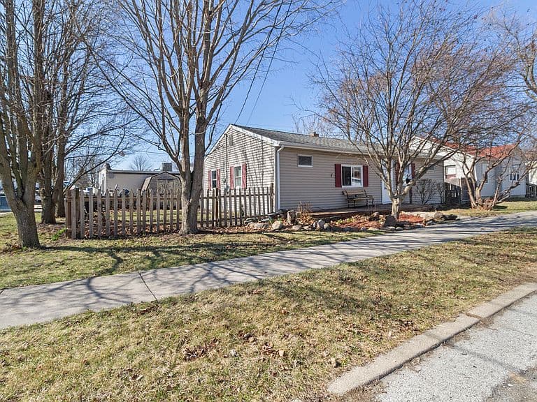 Listing photo 2
