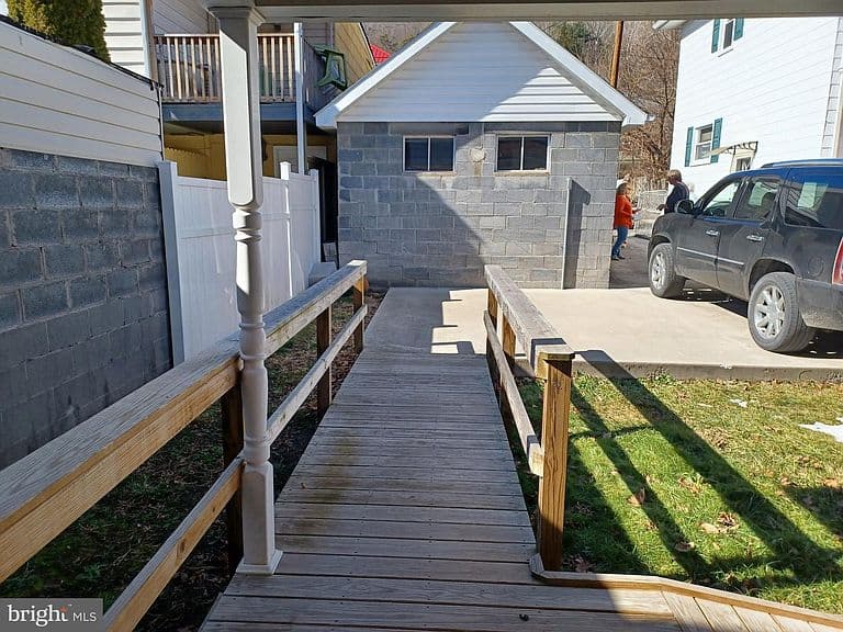 Listing photo 2