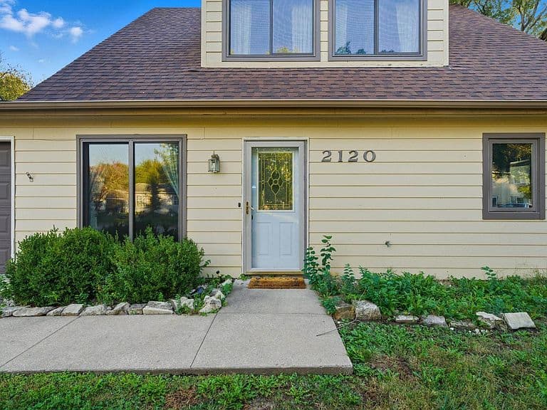 Listing photo 2