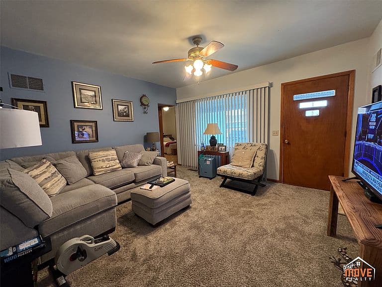 Listing photo 3