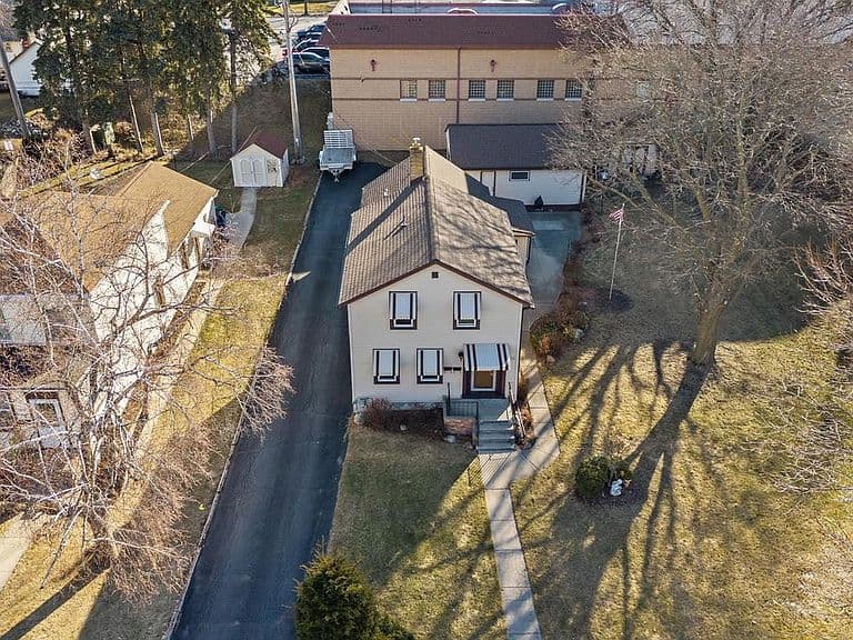 Listing photo 2