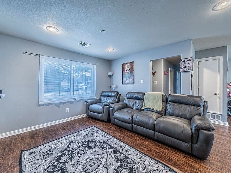 Listing photo 4