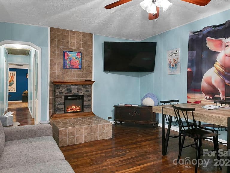 Listing photo 3