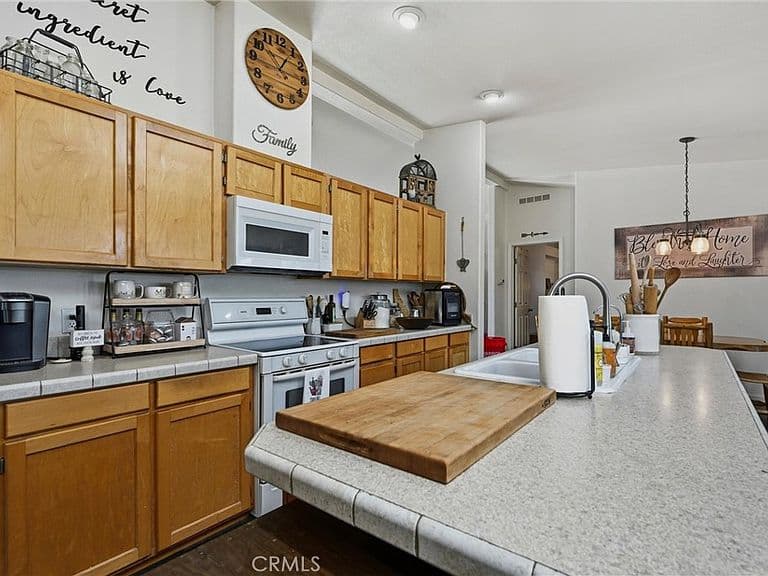 Listing photo 5
