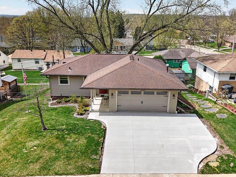 Listing photo 3